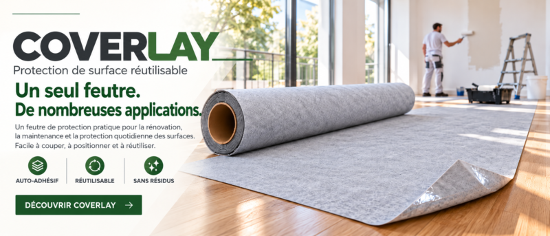 Protection de sol autoadhésive Eco Coverlay déroulée sur un parquet pendant des travaux de peinture