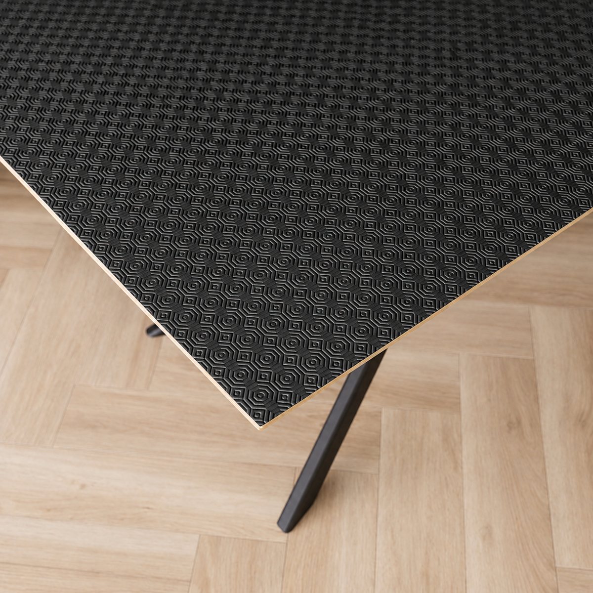 Protège-table Leather Plus noir sur une table à manger