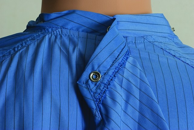 Fermeture par pression à la nuque de la blouse Precision
