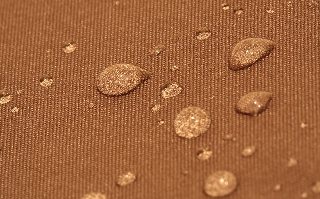 Gouttes d’eau sur la surface imperméable de la couverture thermique